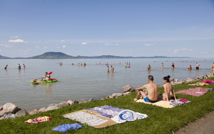 Hatvankilenc gyógyszermaradványt mutattak ki a Balatonban